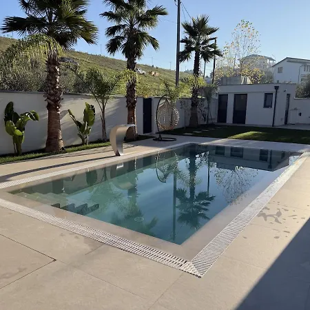 Luxury Pool Paskuqan - Lakeside וילה