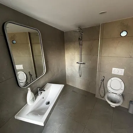 Luxury Pool Paskuqan - Lakeside טיראנה